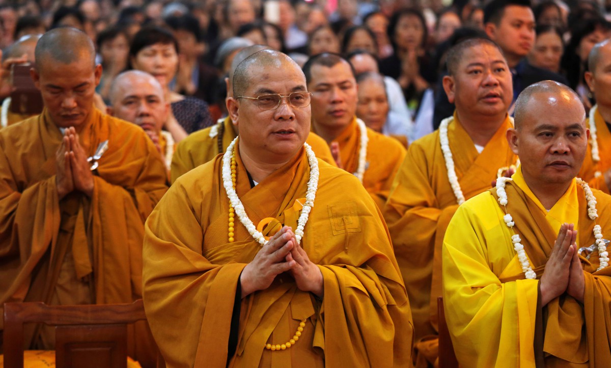 2018-05-29T092431Z_1646890403_RC1F120C24D0_RTRMADP_3_RELIGION-VESAK-VIETNAM  