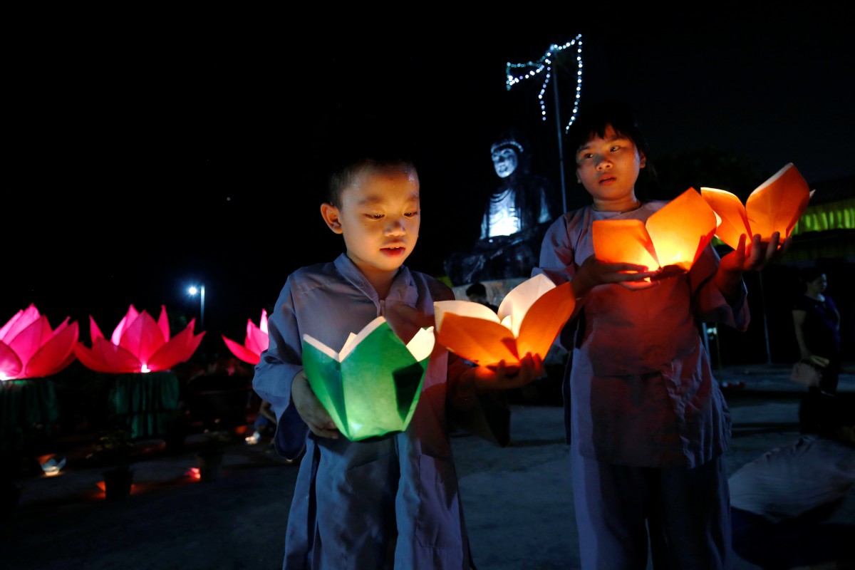 2018-05-29T133900Z_328097102_RC16D328F900_RTRMADP_3_RELIGION-VESAK-VIETNAM  