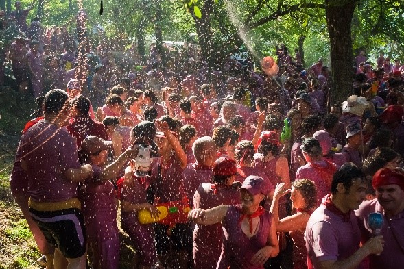 wine fight crowd