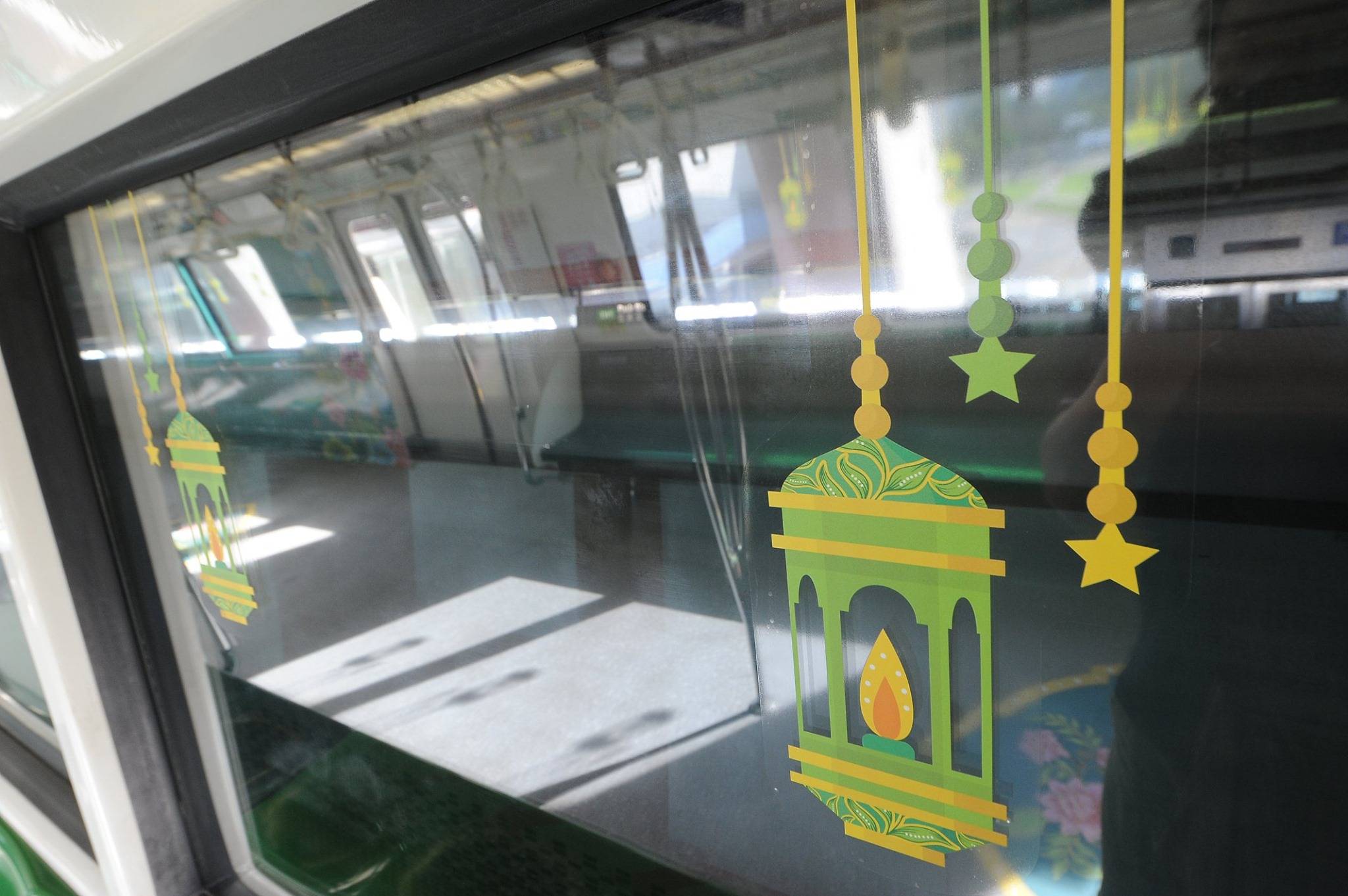 Hari raya train panel