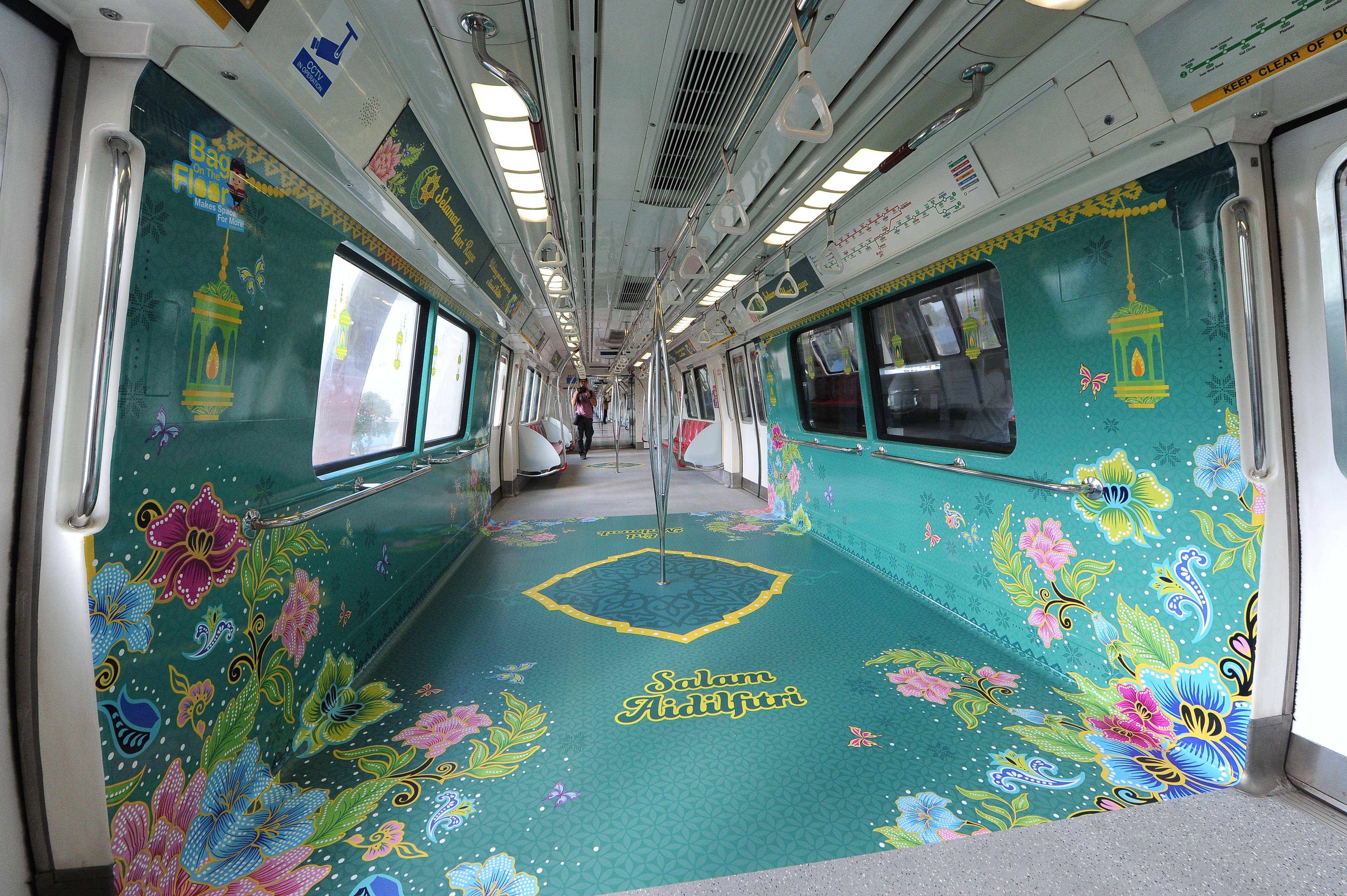 Hari raya train bus