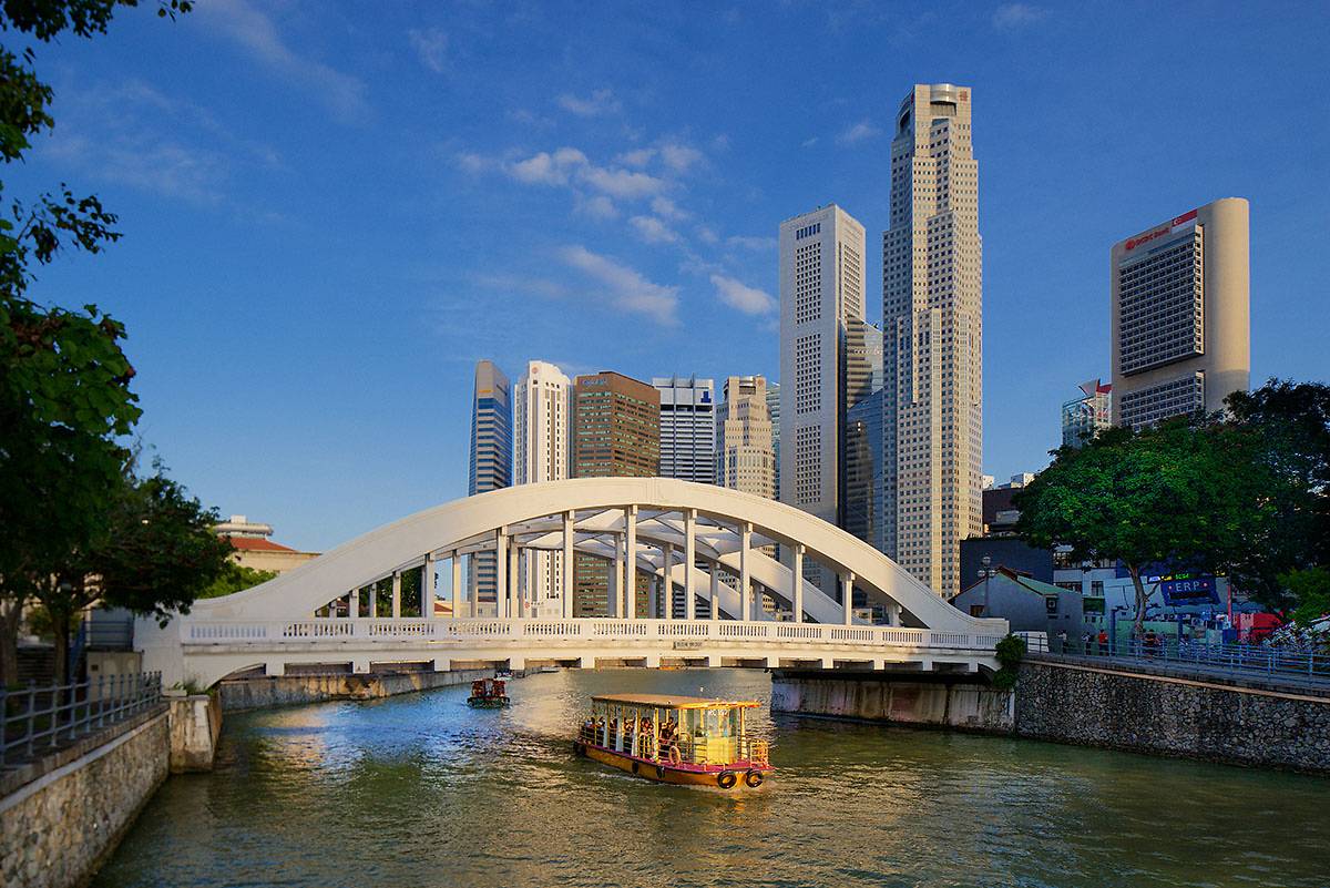 Elgin Bridge is the site of the first footbridge to be built in Singapore in the 1820s