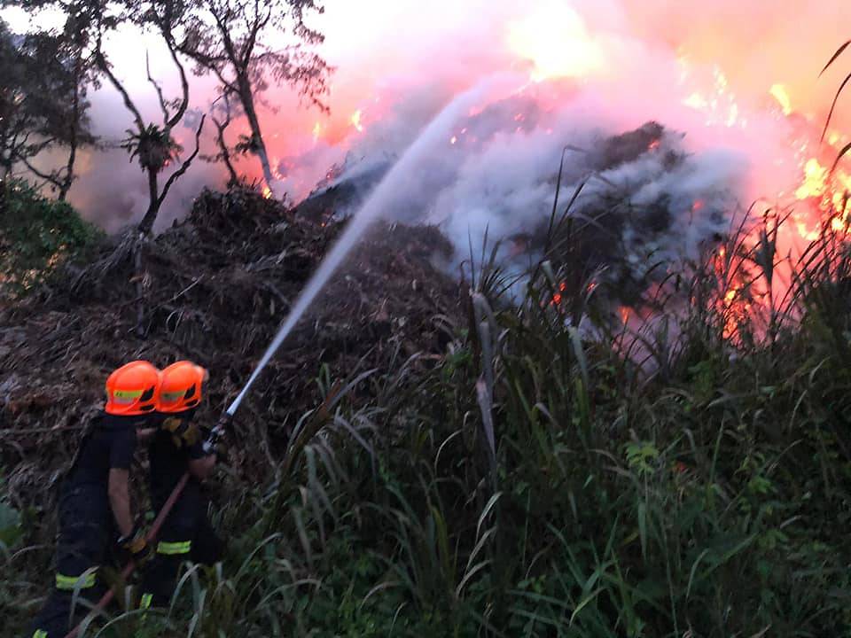 Football field-sized fire rages at Lorong Semangka (2)