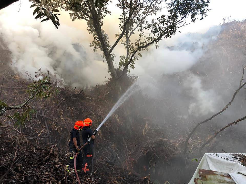 Football field-sized fire rages at Lorong Semangka (3)