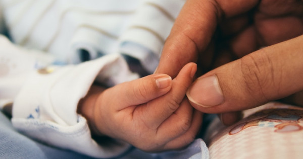 191019_babyhands_unsplash.jpg