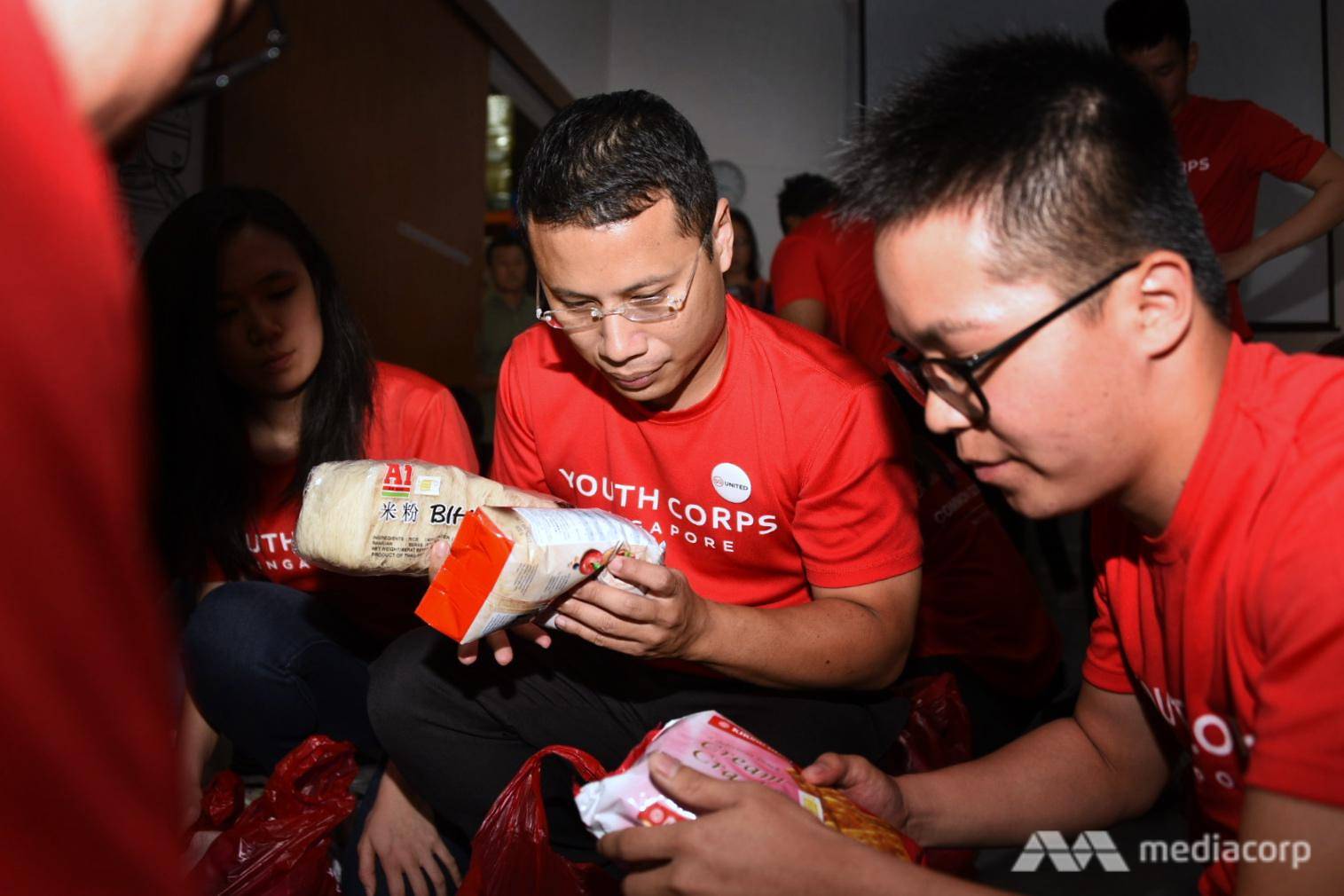 Desmond Lee helps volunteers pack food for the needy Feb 20, 2020 - 4